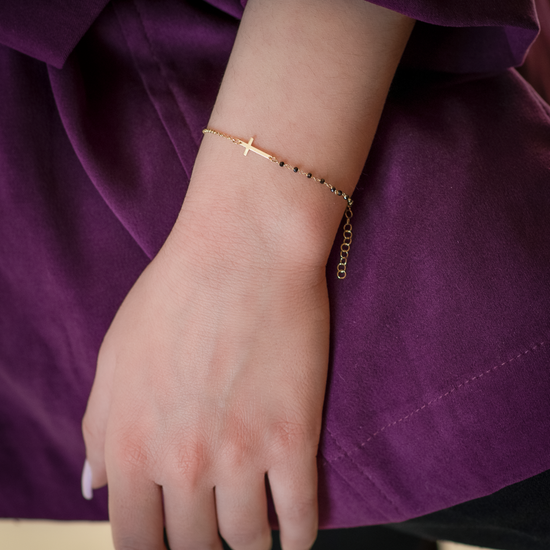 AV χρυσό γυναικείο βραχιόλι με σχέδιο σταυρό και μαύρες πέτρες