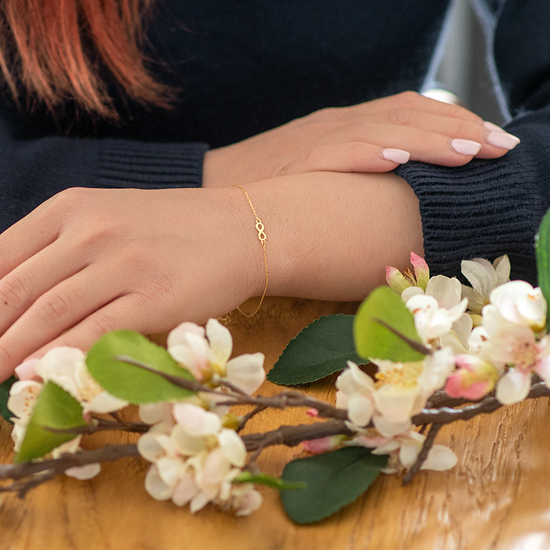 AV χρυσό γυναικείο βραχιόλι με σχέδιο το άπειρο